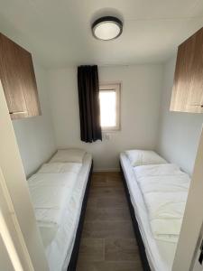 艾默伊登Zee en duin的小型客房 - 带2张床和窗户