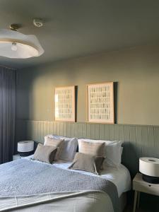 伊尼什博芬Doonmore Hotel, Bar & Restaurant的卧室内的一张床铺,墙上有两张照片