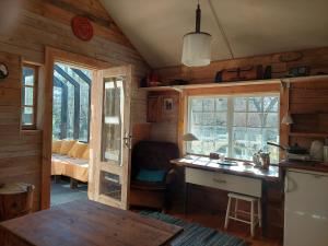 PuisePuise saunahouse and outdoor kitchen at Matsalu Nature Park的小屋内的厨房配有书桌和窗户