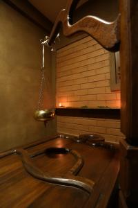 锡吉里亚Kaveri Resort Sigiriya的一个带挂水龙头的厨房水槽