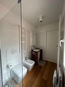 费拉拉Interno4home: In centro storico con posto auto的浴室配有卫生间、盥洗盆和淋浴。
