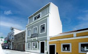 里斯本Apartment Ajuda Tagus River View的街道边的白色建筑