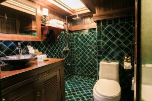 清迈南顿精品酒店的一间带卫生间和水槽的浴室