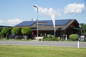 Marchegggästehaus-bernstein的屋顶上设有太阳能电池板的建筑