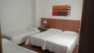 隆达莫里诺酒店的酒店客房设有两张床和一张桌子。