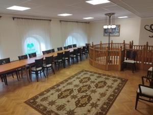 米什科尔茨潘诺尼亚酒店的配有长桌子、椅子和地毯的房间