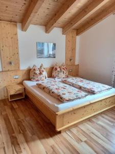 斯卢德尔诺Pferdehof Ansteingut的铺有木地板的客房设有一间带大床的卧室
