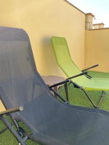 博罗尼亚Apartamentos Turísticos Carmencita的两张绿色椅子彼此相邻