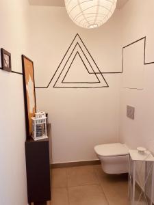 里昂Appartement T3 Confluence的浴室配有卫生间和墙上的书法