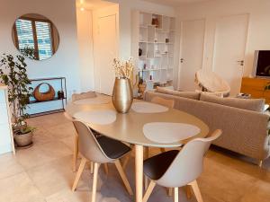 里昂Appartement T3 Confluence的客厅配有桌椅