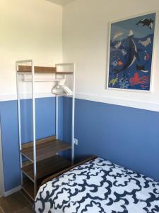 布勒伊尼瑟't Achterom的一间卧室配有双层床和绘画