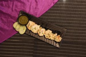 DharmapuriChandra Residency的盘带酱汁的寿司
