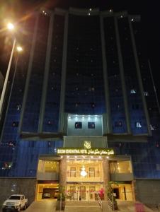 麦加Sultan Hotel的前面有标志的建筑