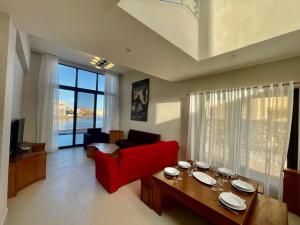 赫尔格达tawila T 31的客厅配有红色的沙发和桌子