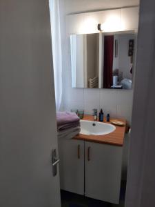 克劳德尤金妮娅住宿加早餐旅馆的浴室设有白色水槽和镜子