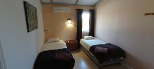 阿尔豪林德拉托里Villas del Alba的小型客房 - 带2张床和窗户