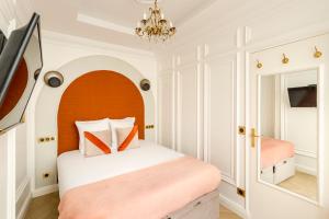 巴黎Luxury 2 bedrooms Apartment - Louvre Museum的一间卧室配有一张床和镜子
