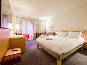 伯明翰诺富特伯明翰中心酒店的酒店客房设有一张大床和一张书桌。