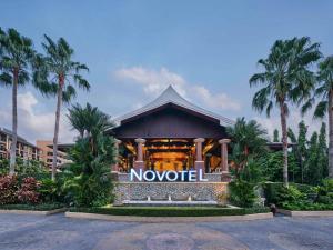 芭东海滩Novotel Phuket Vintage Park Resort的带有新酒店读取标志的酒店