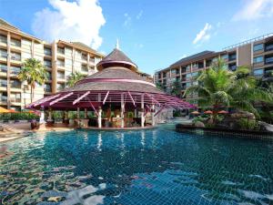 芭东海滩Novotel Phuket Vintage Park Resort的酒店前方的游泳池设有凉亭