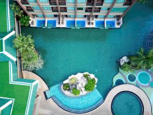 芭东海滩Novotel Phuket Vintage Park Resort的享有带花园的游泳池的顶部景致