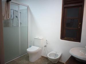 米瑞莎Hotel La Felicita的白色的浴室设有卫生间和水槽。