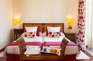 库迪列罗帕卡庄园酒店的一间卧室配有一张床,上面有水果盘