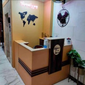 罗塔克Hotel Joylife- Chottu Ram Chowk Rohtak Haryana的墙上贴有世界地图的餐厅柜台