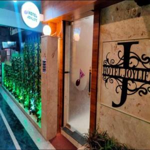 罗塔克Hotel Joylife- Chottu Ram Chowk Rohtak Haryana的商店的门,上面有标志