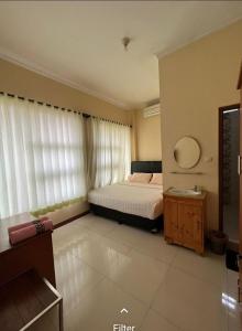 万隆G10 Guest House Near Asia Afrika Bandung的一间卧室配有一张床和镜子