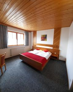 阿德蒙特迪特拉贝酒店的一间卧室设有一张大床和木制天花板