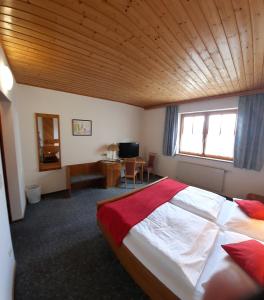 阿德蒙特迪特拉贝酒店的一间卧室设有一张带木制天花板的大床