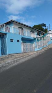 卡斯特罗Pousada Bela Vista的一条蓝色的建筑,在街道旁设有白色的围栏