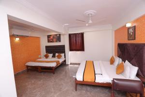 艾哈迈达巴德HOTEL RUNWAY INN的酒店客房设有两张床和窗户。