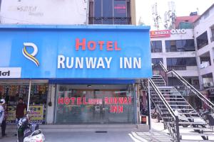 艾哈迈达巴德HOTEL RUNWAY INN的城市里的一个酒店经营的旅馆标志