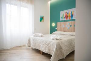 维耶特里B&B DieMme Amalfi Coast的一间卧室配有一张床,上面有两条毛巾