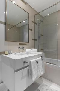 迪拜Sea View with Private Beach Access! 3BR & Maid Rm的白色的浴室设有水槽和淋浴。