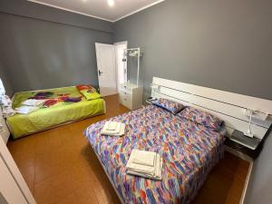 蒙特罗索阿尔马雷Casa Natalina的一间小卧室,配有一张床和镜子