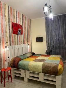 波坦察Alloggio Turistico Eco Home的一间卧室配有一张带彩色毯子的床