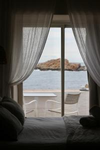 巴古尔Hotel Sa Tuna的一间卧室配有一张床,享有海景