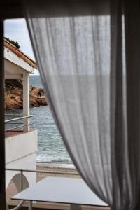 巴古尔Hotel Sa Tuna的海景窗户