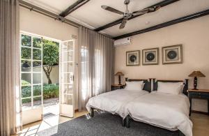格拉斯科普赫拉斯科普酒店的一间卧室设有一张床和一个大窗户