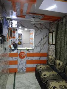 阿格拉Hotel Swarajya Palace的一间小房间,配有沙发和柜台