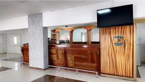 努瓦迪布HOTEL NAKHIL的客房设有一个带电视的大型娱乐中心。