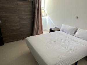 努瓦迪布HOTEL NAKHIL的卧室配有白色的床和窗户。