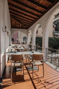 GerraAlbergo Ristorante Al Portico的庭院内的餐厅,配有桌椅