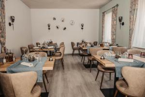 GerraAlbergo Ristorante Al Portico的一间带木桌椅的餐厅和一间房间