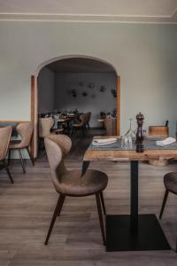 GerraAlbergo Ristorante Al Portico的一间带木桌和椅子的用餐室
