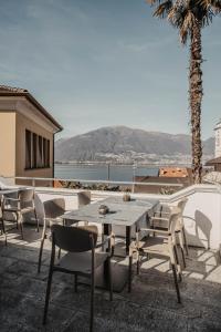 GerraAlbergo Ristorante Al Portico的海景露台配有桌椅