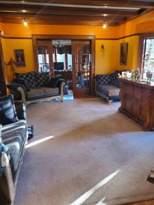 斯特拉福德Avonview Manor的一间客厅,客厅配有沙发和椅子
